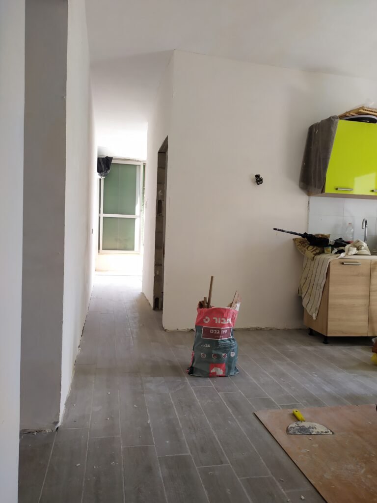 הוספת חדר נוסף בדירה וריצוף קרמיקה דמוי פרקט והתקנת דלתות
